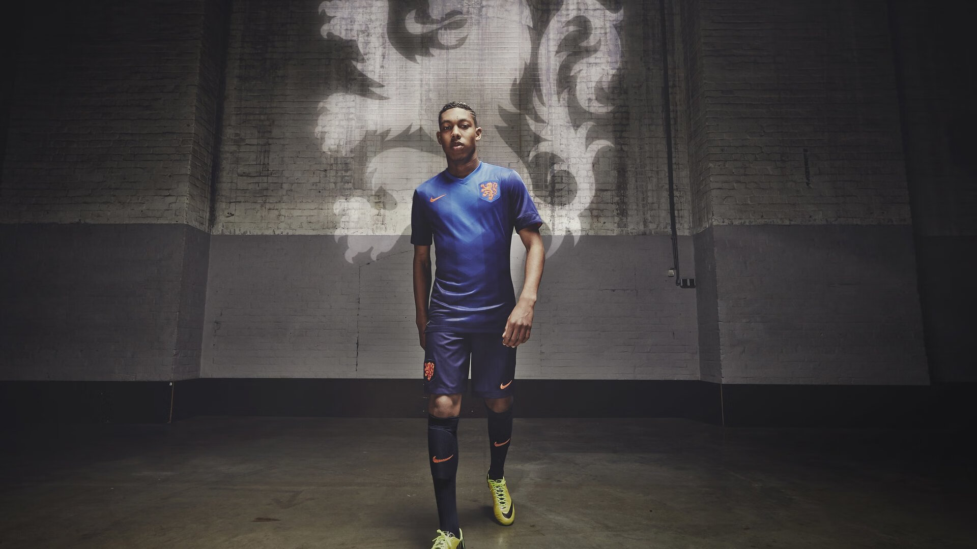 开云官方平台-曼联豪砸千万签下中场妖星，复兴之路从此开启，曼联中场名宿